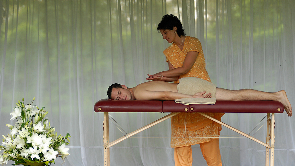 Rushing. Today, unfortunately, this is the right word to characterise our way of life. It is necessary to break away from the usual environment in order to be able to relax in peaceful surroundings and to be pampered by precise and competent hands.