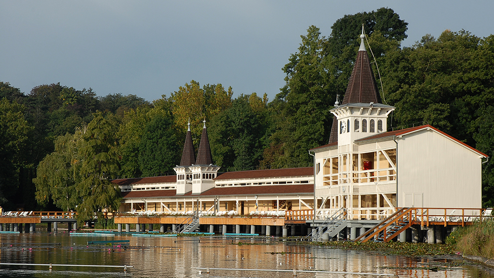 Speaking of Hvz, what else could be mentioned in the first place among the healing elements but bathing in the thermal lake.  The soft and silky stroke of the water, the sense of floating, the swaying lotuses, the healing scent of the water, and the green foliage of trees soothe the nervous system, and together they represent the psychical element of healing.