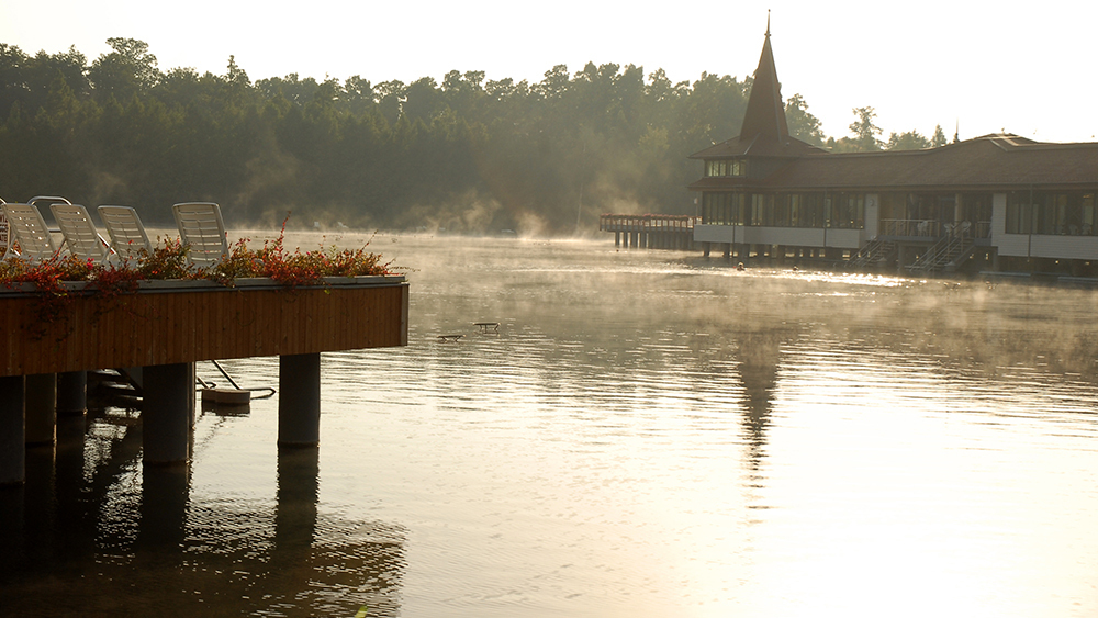 Speaking of Hvz, what else could be mentioned in the first place among the healing elements but bathing in the thermal lake.  The soft and silky stroke of the water, the sense of floating, the swaying lotuses, the healing scent of the water, and the green foliage of trees soothe the nervous system, and together they represent the psychical element of healing.