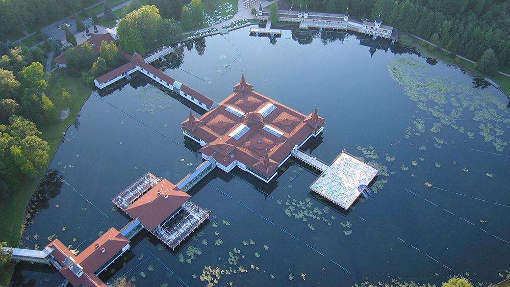Speaking of Hvz, what else could be mentioned in the first place among the healing elements but bathing in the thermal lake.  The soft and silky stroke of the water, the sense of floating, the swaying lotuses, the healing scent of the water, and the green foliage of trees soothe the nervous system, and together they represent the psychical element of healing.